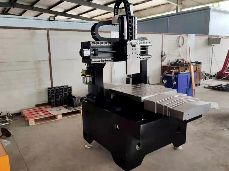 怎樣正確使用好小型模具雕銑機(jī)呢？